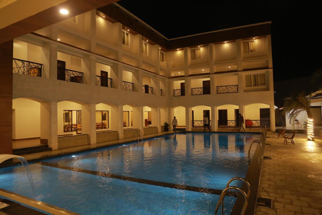 The Riviera Hotel เธนี ภายนอก รูปภาพ