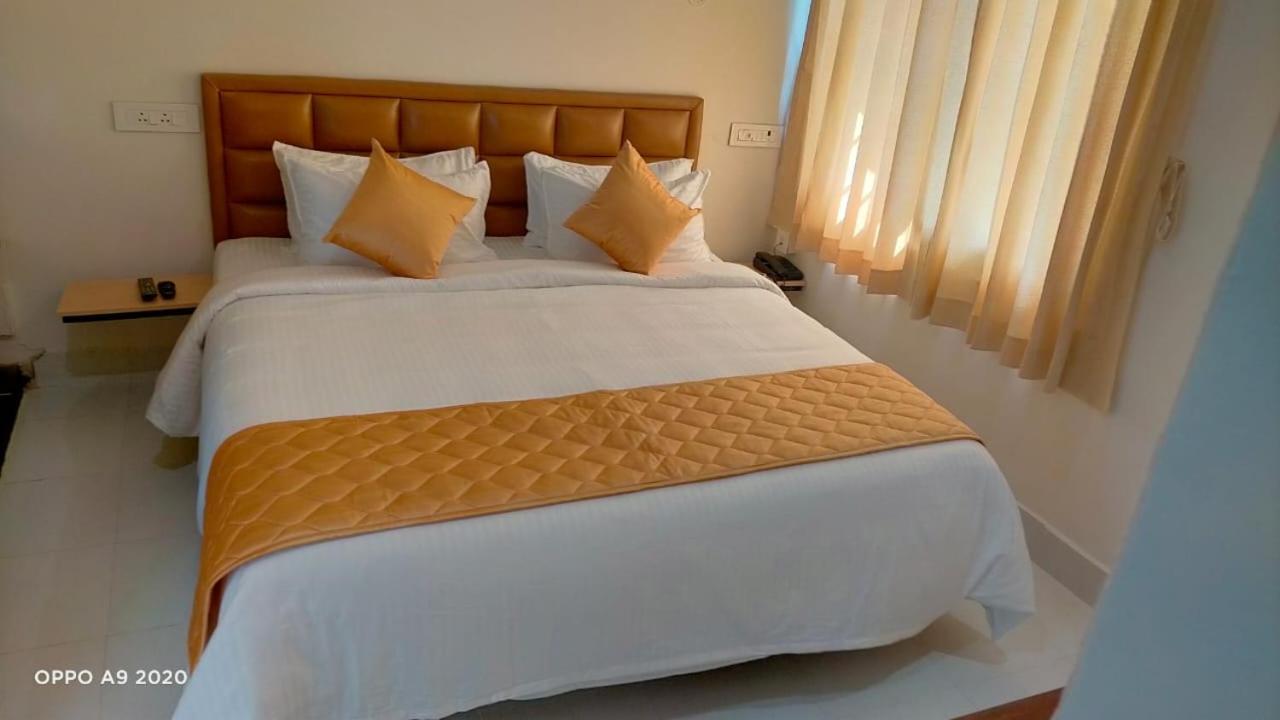 The Riviera Hotel เธนี ภายนอก รูปภาพ