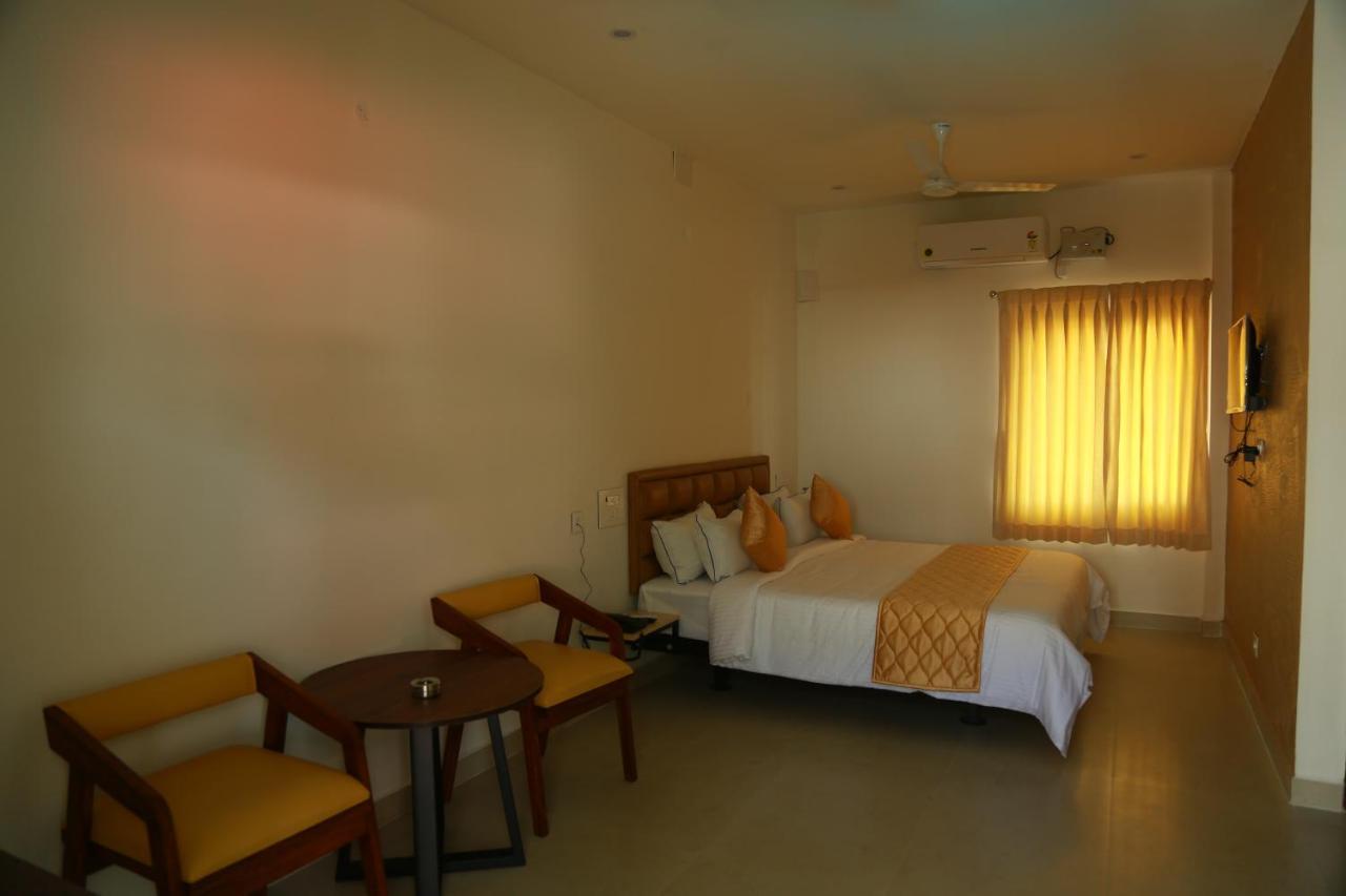 The Riviera Hotel เธนี ภายนอก รูปภาพ