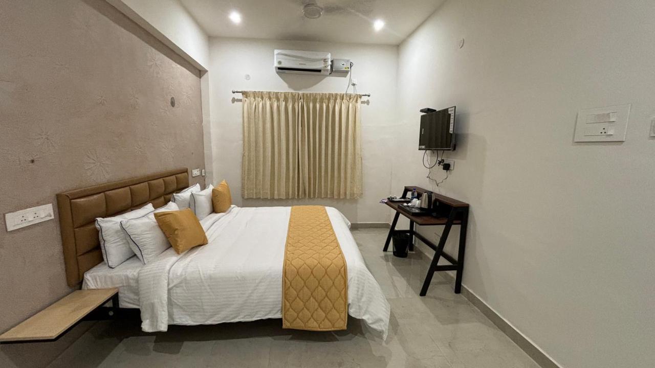 The Riviera Hotel เธนี ภายนอก รูปภาพ